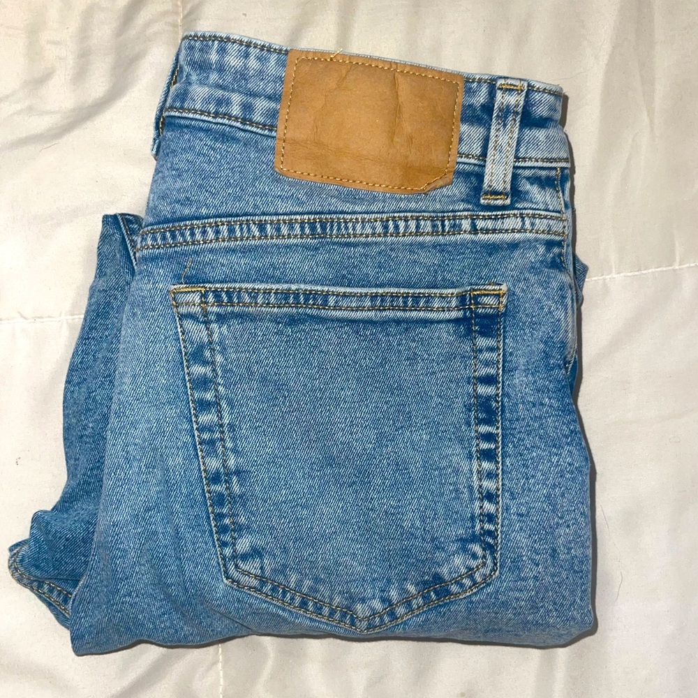 Medium wash, loose fit casual jeans!